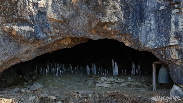 보덕굴 내부에 위에서 아래로 자란 고드름과 역고드름이 한데 어울려 멋진 조화를 이루고 있다.