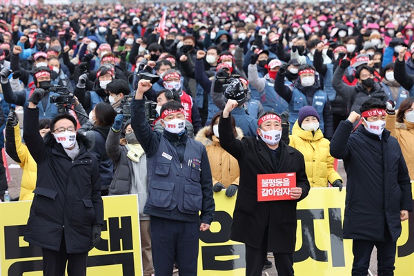 15일 오후 서울 여의도공원에서 열린 2022 민중총궐기 대회에서 참가자들이 구호를 외치고 있다