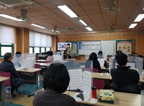 고양시 모 초등학교에서 교사들이 한국식 오카리나 연수를 받고 있다