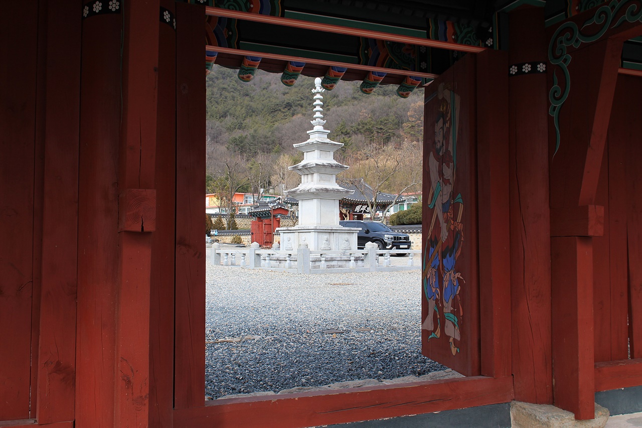 밀양 홍제사 입구에서 바라다 본 석탑과 표충비각 모습