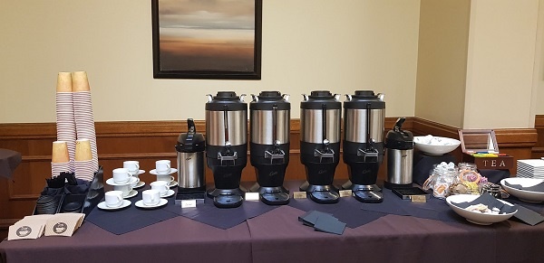 회의장에 준비된 커피가 놓여있다. 
