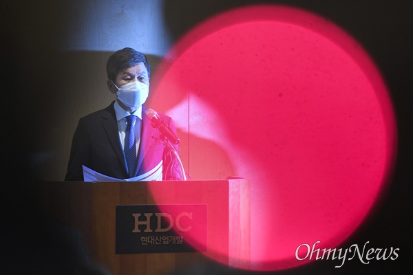 정몽규 HDC현대산업개발 회장이 17일 서울 HDC현대산업개발 용산 사옥에서 광주 아파트 외벽 붕괴 사고와 관련 입장 발표를 하고 있다.
