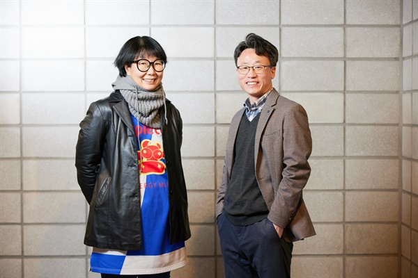  다큐멘터리 영화 <미싱타는 여자들>을 연출한 김정영, 이혁래 감독(왼쪽부터)