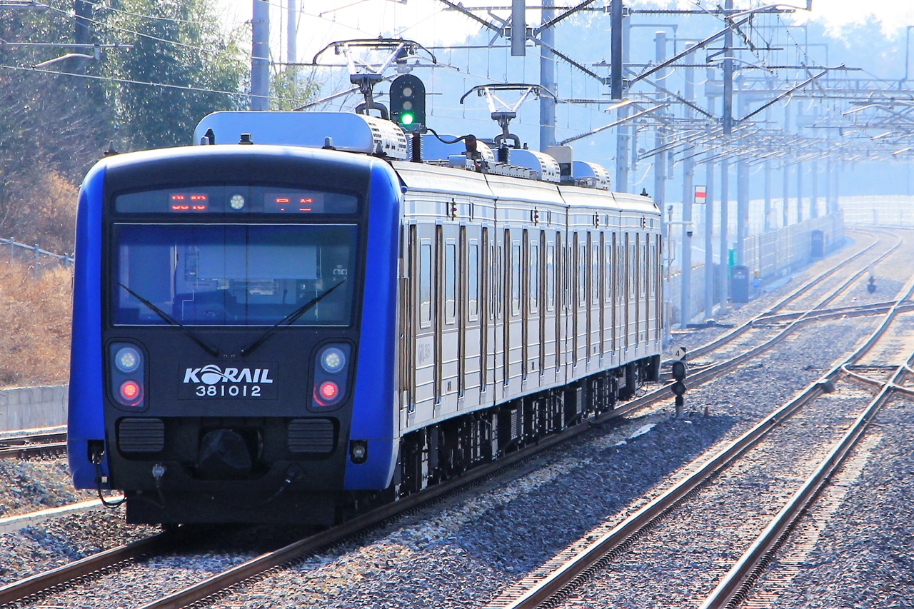 울산에 개통된 광역전철처럼, 오는 12월에는 창원과 김해에서도 광역전철을 만날 수 있게 될 전망이다.