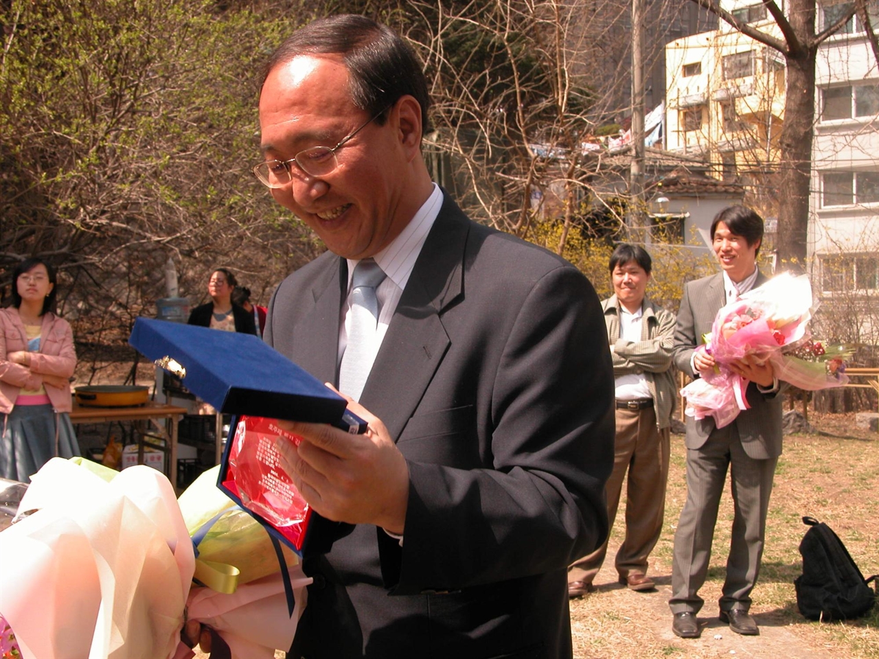 지난 2005년 4월 8일 한국여성단체연합에서 호주제 폐지 공로로 감사패를 받은 노회찬 당시 민주노동당 의원.