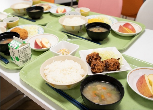          일본 대학에서 100엔 식사를 제공하는 곳이 많습니다. 홋카이도에 있는 히로사키대학(弘前大？)에서 제공하는 아침식사입니다.