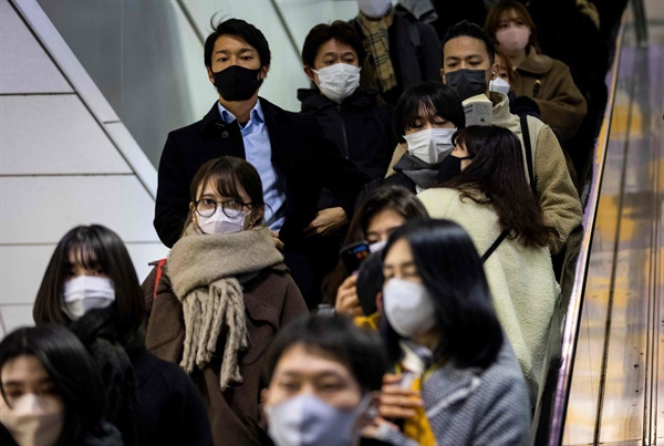 지난 19일 도쿄 시부야구에서 마스크를 쓴 사람들이 에스컬레이터를 타고 있다. 