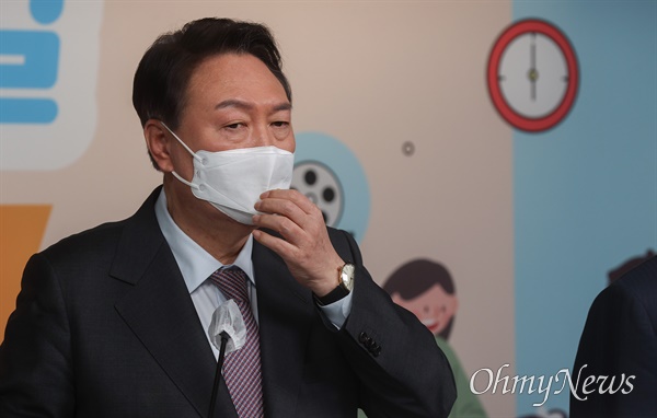 윤석열 국민의힘 대선 후보가 20일 서울 여의도 중앙당사에서 공약 발표를 마친 뒤 마스크를 쓰고 있다.