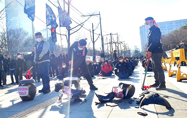전국금속노동조합은 20일 오후 서울 여의도 산업은행 앞에서 “불공정 특혜 매각 추진한 이동걸 퇴진, 대우조선해양 노동자 살리기 결의대회”를 열었다