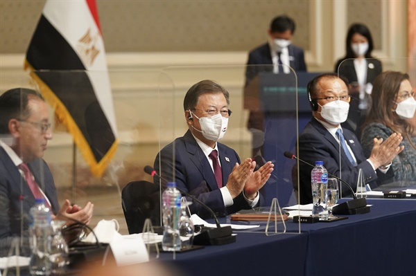 중동 3개국을 순방 중인 문재인 대통령이 20일(현지시간) 이집트 카이로 한 호텔에서 열린 한-이집트 미래·그린산업 비즈니스 라운드테이블에 참석, 박수치고 있다. 2022.1.21