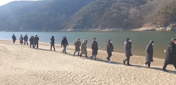 환경운동연합 활동가들이 낙동강의 내일을 생가하며 새롭게 돌아온 낙동강 모래톱을 걸었다.