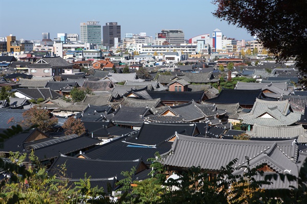 한국의 역사성을 간직한 한옥마을 전경
