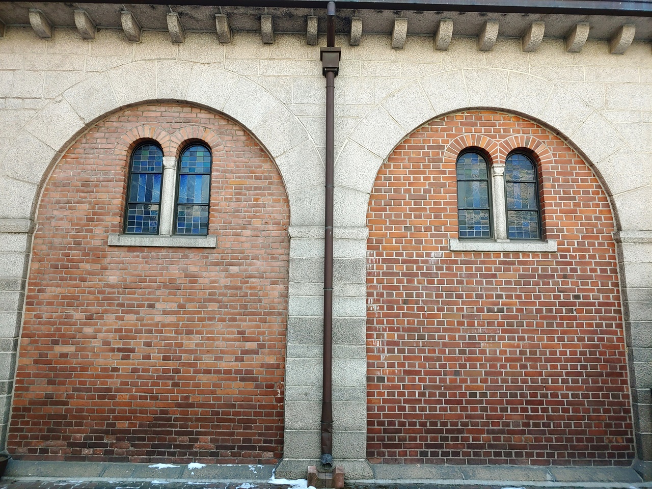 신랑(神廊) 두번째와 세번째 아치창 모습임. 왼쪽과 오른 쪽 벽돌 색이 다르고, 벽돌 간 하얀 줄 색도 다름을 확인할 수 있음.