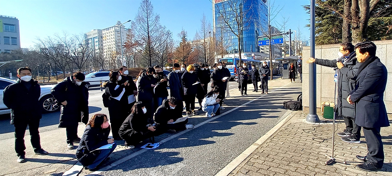 21일 오전 11시 대전시교육청 정문 앞에서 개최된 성광진 교육감 출마선언에는 고교생 등 30 여명의 지지지가 참여했다.