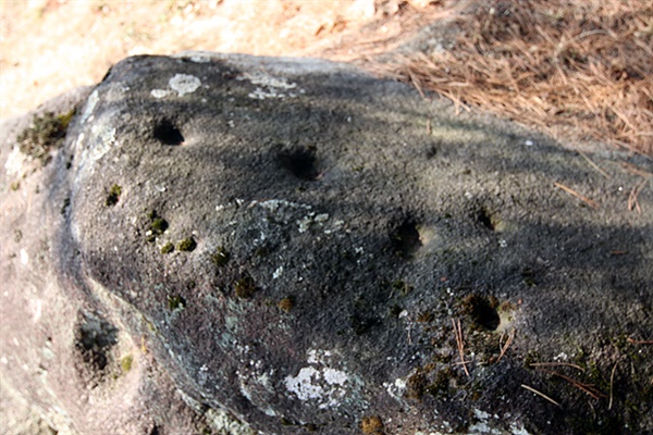 대곡리 암각화가 모여있는 동산 아래 부분에는 북두칠성에 해당하는 구멍(성혈)일곱개가 있었다