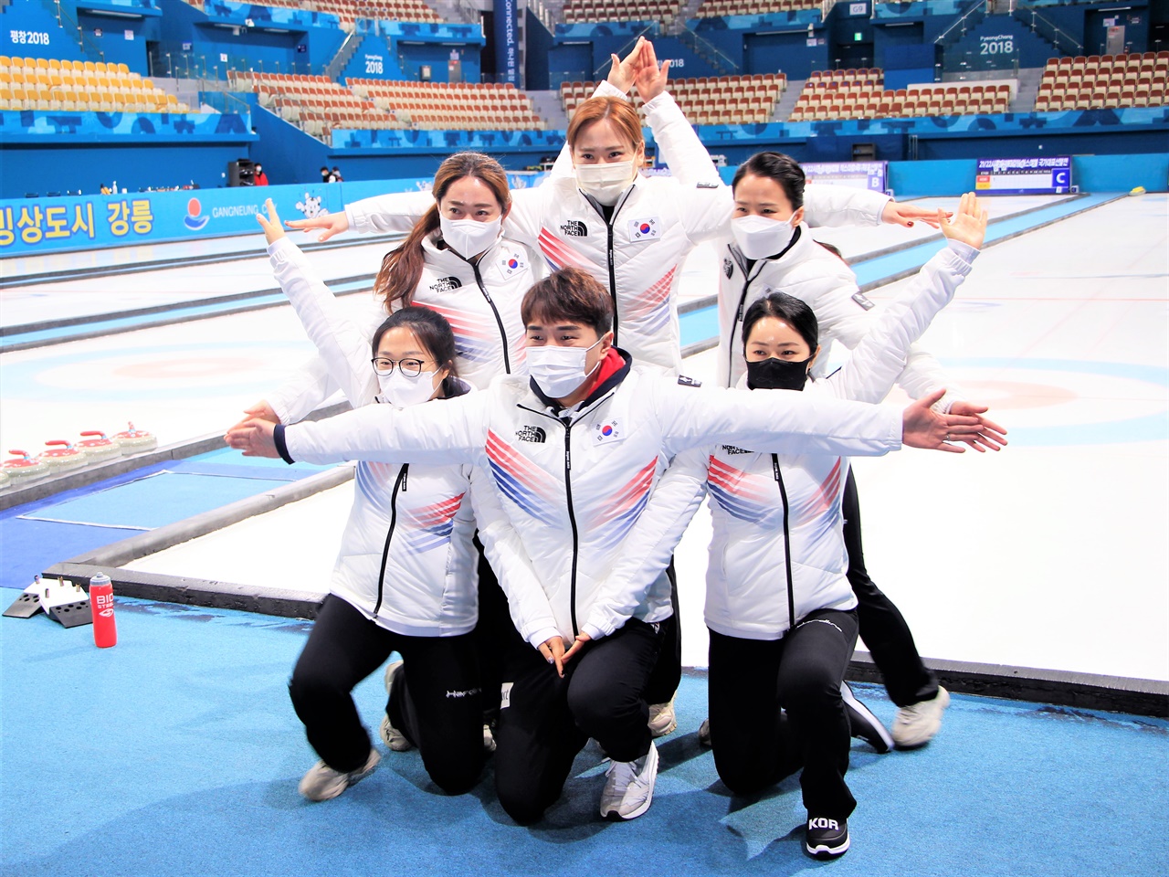  컬링 여자 대표팀 '팀 킴' 선수들이 미디어데이에서 '컬링의 별' 포즈를 취하고 있다.