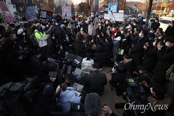 더불어민주당 이재명 대선 후보가 21일 서울 마포구 연남동 거리에서 열린 '걸어서 민심 속으로' 연남동 거리 걷기 행사에서 연설하고 있다. 