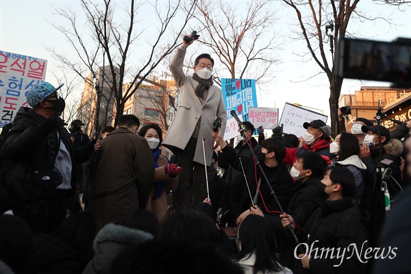 더불어민주당 이재명 대선 후보가 21일 서울 마포구 연남동 거리에서 열린 '걸어서 민심 속으로' 연남동 거리 걷기 행사에서 연설하고 있다.