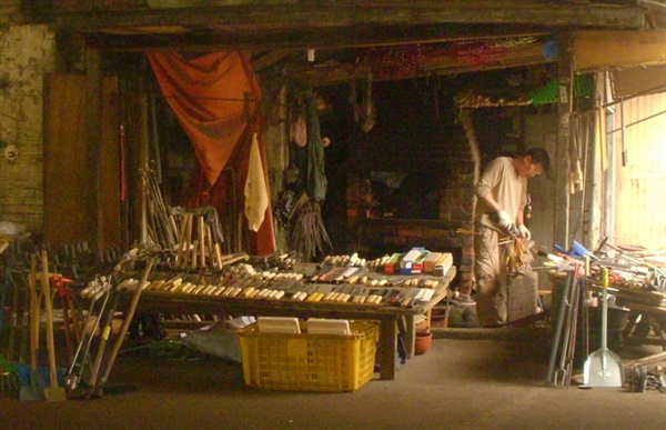 마트형 전통시장 공사 전 대장간(2009)