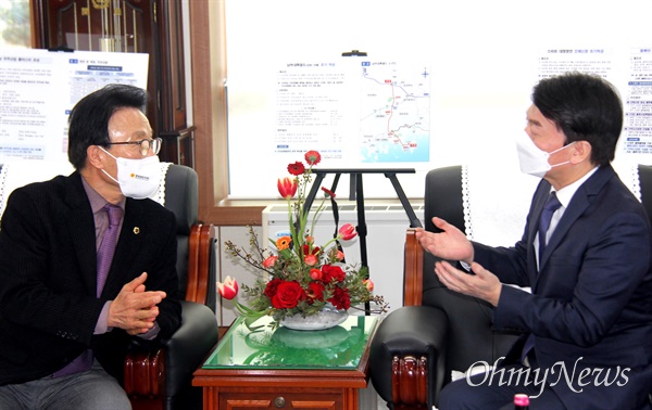 국민의당 안철수 대통령선거 후보가 1월 23일 오전 경남도의회를 방문해 김하용 의장과 이야기를 나누고 있다.
