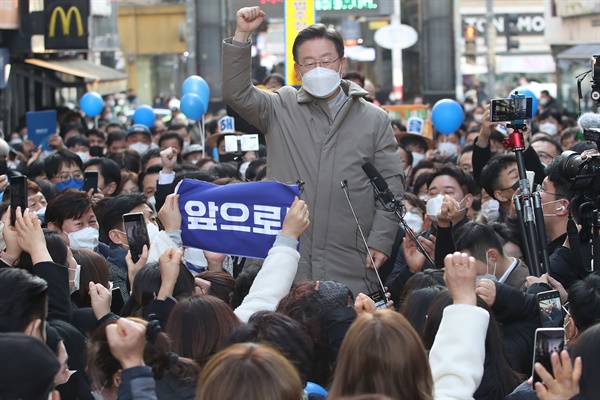 더불어민주당 이재명 대선 후보가 23일 경기도 안성시 안성 명동거리에서 열린 '매타버스 안성 민심 속으로' 행사에서 연설하고 있다. 