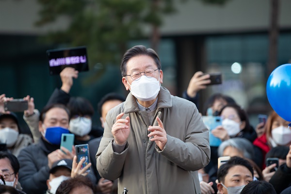 더불어민주당 이재명 대선 후보가 23일 경기도 화성시 동탄중앙어울림센터 앞 광장에서 열린 '매타버스 화성 민심 속으로' 행사에서 연설하고 있다.