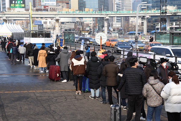 23일 오후 서울역광장에 마련된 코로나19 선별 검사소에 시민들이 검사를 위해 줄을 서서 기다리고 있다. 오미크론 변이 확산으로 인해 코로나19 유행 규모가 커지면서 신규 확진자 수가 8천명에 근접하고 있다. 이날 0시 기준 신규 확진자 수는 7천630명이다.