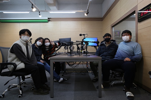 왼쪽부터 정원석, 이해수, 박나혜, 안진수, 김재석씨