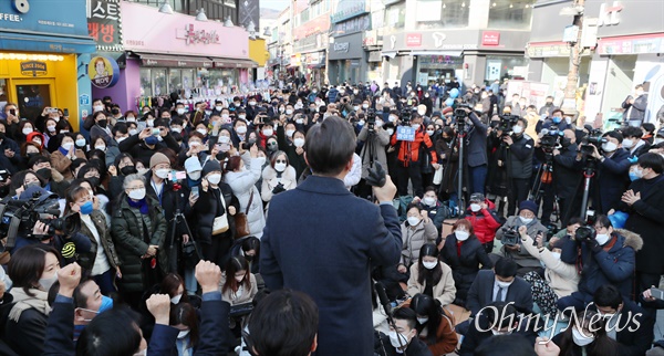 더불어민주당 이재명 대선후보가 24일 경기도 이천시 이천중앙로문화의거리에서 즉석연설을 하고 있다. 