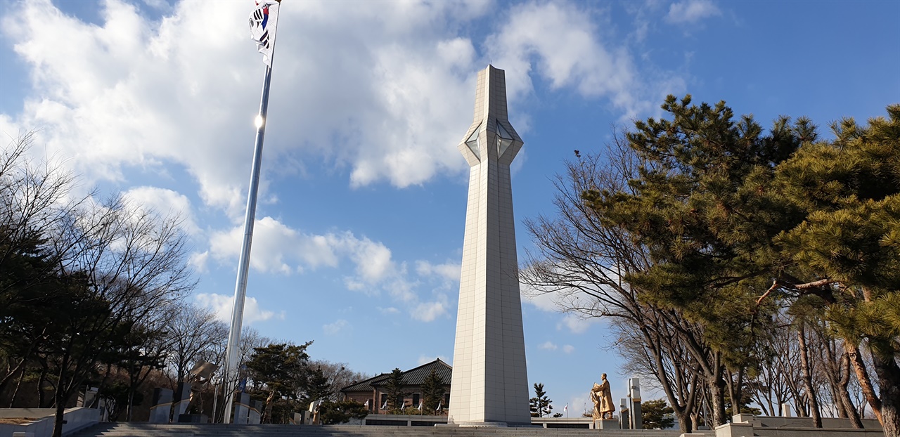 조양회관 앞에는 대구경북 항일독립운동 기념탑과 대형 태극기가 있다.