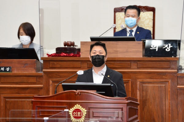 2021년 10월 14일 시의사당 본회의장에서 5분 자유발언을 하고 있는 김종섭 시의원
