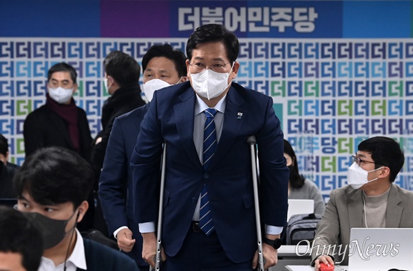 더불어민주당 송영길 대표가 25일 오전 서울 여의도 당사에서 열린 긴급 기자회견에 참석하고 있다. 