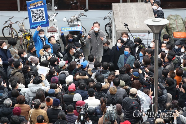 더불어민주당 이재명 대선 후보가 25일 경기도 하남시 신장시장을 방문, 즉석연설하며 지지를 호소하고 있다.