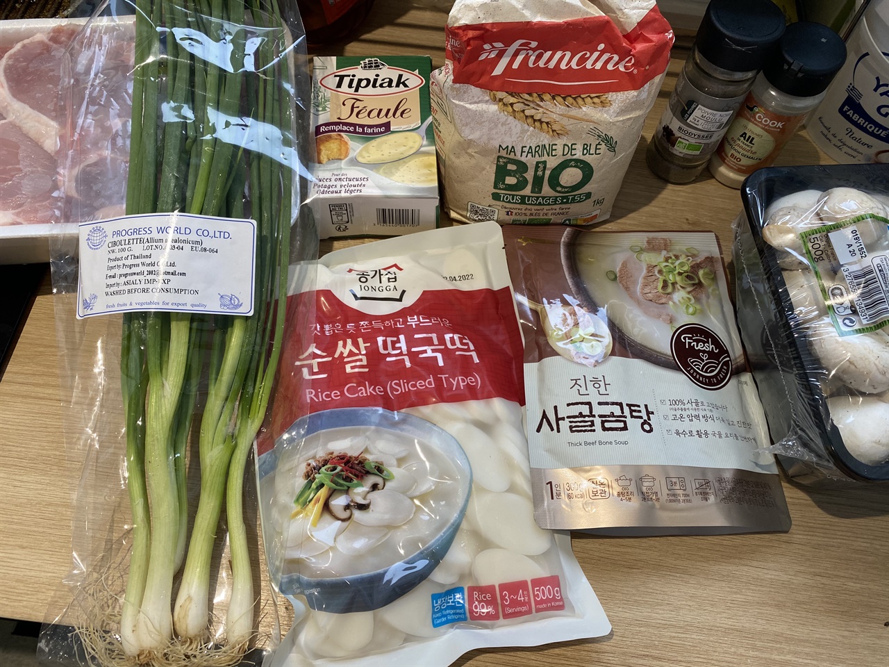 한인 마트와 프랑스 마트에서 구매한 식재료를 가지고 한국 음식을 만들었다