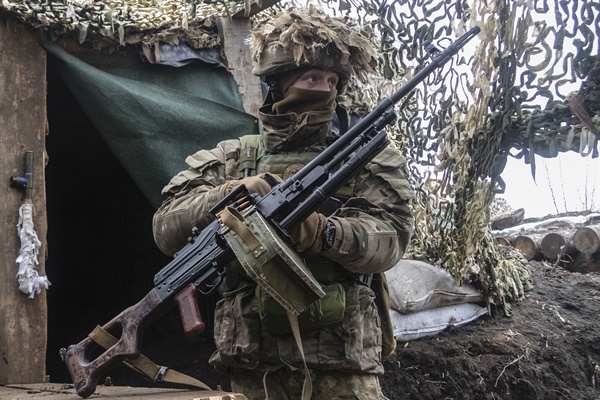 우크라이나 군인 한 명이 2022년 1월 10일 월요일 우크라이나 도네츠크 지역의 친러시아 반군과의 분리선상에 서 있다.