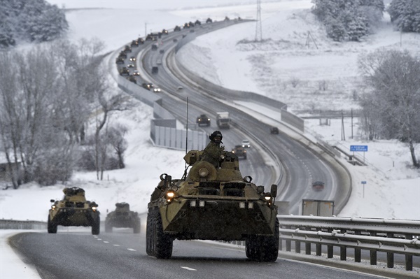 러시아 장갑차 호송대가 지난 18일 크림반도의 한 고속도로를 따라 이동하고 있다.