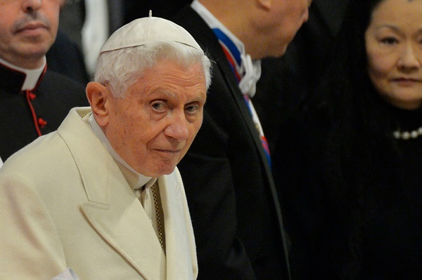 베네딕토 16세 교황이 2015년 2월 14일 성 베드로 대성당에서 열린 새 추기경 서임식에 참석했을 당시 모습. 