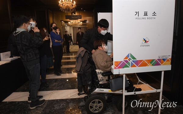 1월 26일 오후 서울 여의도 켄싱턴 호텔에서 중앙선거관리위원회 주최로 열린 2022년 양대선거 장애인 유권자 참정권 보장을 위한 정책간담회에서 참석자들이 모의 투표 체험을 하고 있다. 