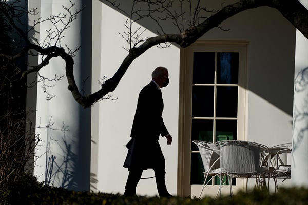 조 바이든 미국 대통령이 24일 백악관에 도착하고 있다. 