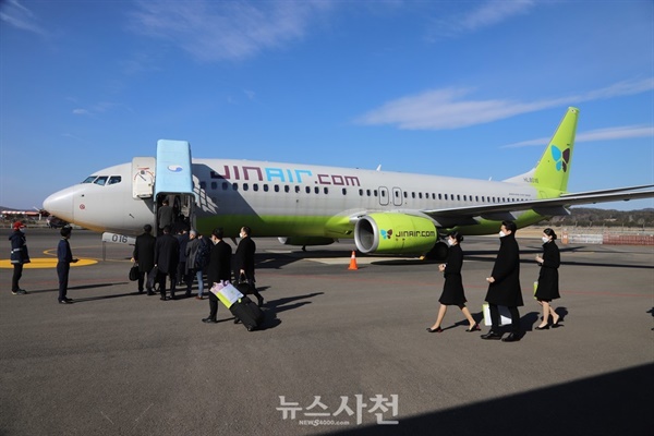 대한항공의 자회사이자 저비용항공사인 진에어가 1월 28일 오전 9시 사천공항에서 사천-김포 노선 신규 취항식을 갖고 본격적인 운항을 시작했다. 
