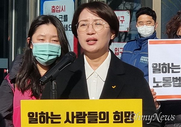 한민정 정의당 대구시당위원장이 28일 대구시청 앞에서 기자회견을 열고 오는 6월 치러지는 지방선거에서 대구시장에 출마하겠다고 밝혔다.