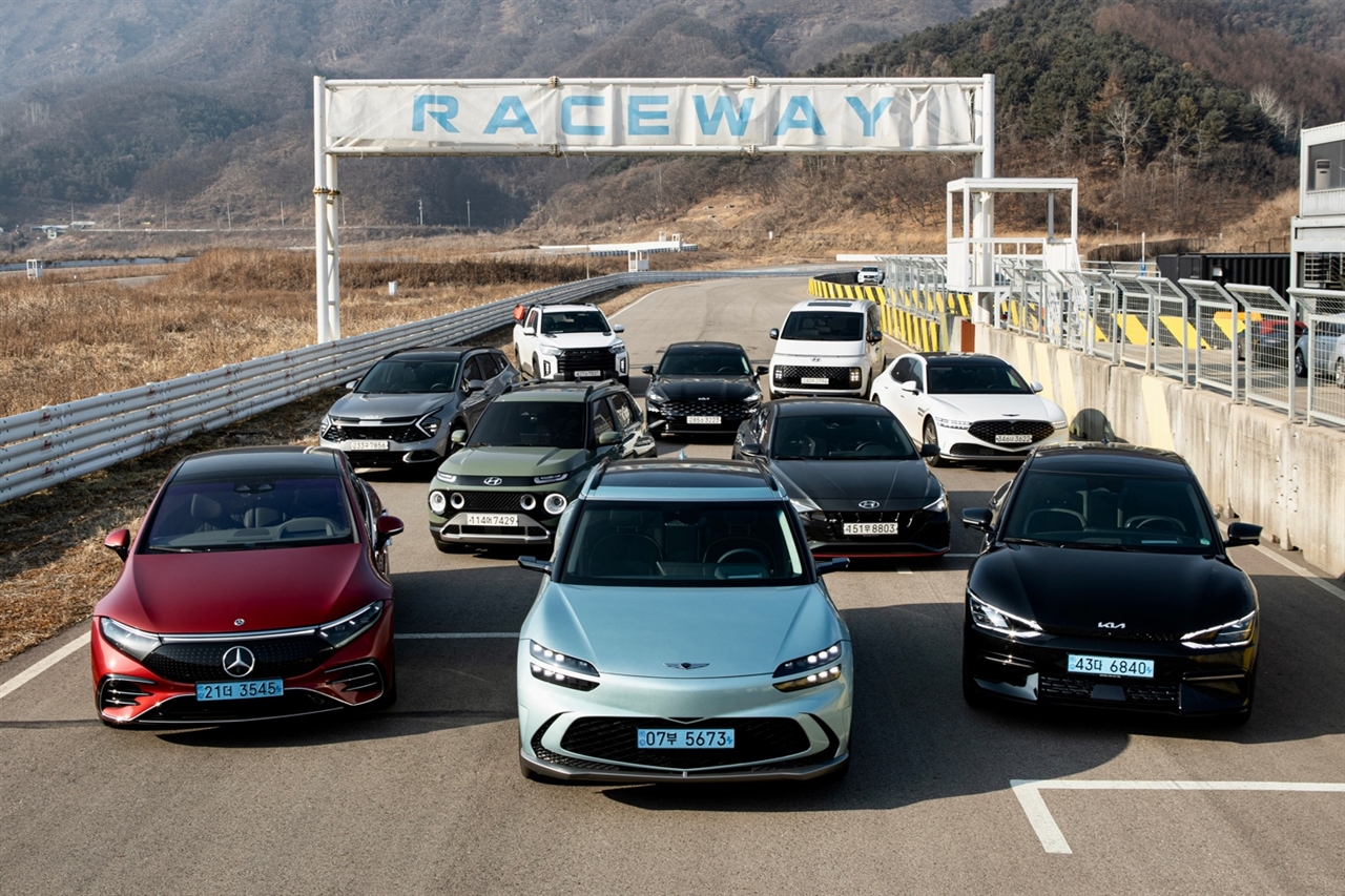 한국자동차전문기자협회는 28일 대한민국 올해의 차를 선정해 발표했다. 사진은 올해 13개 부문별 올해의 차로 선정된 자동차들이다.