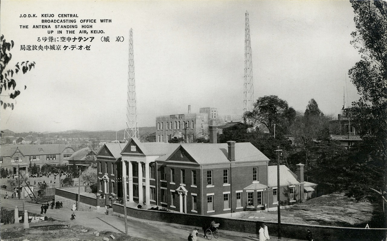 1930년대 구세군 사관학교 모습. 사진 뒤로 경성방송국과 좌측 덕수초등학교 모습이 보임. 선원전 일곽을 훼손한 일제에 의해 이곳 터에 들어선 시설물들 임.