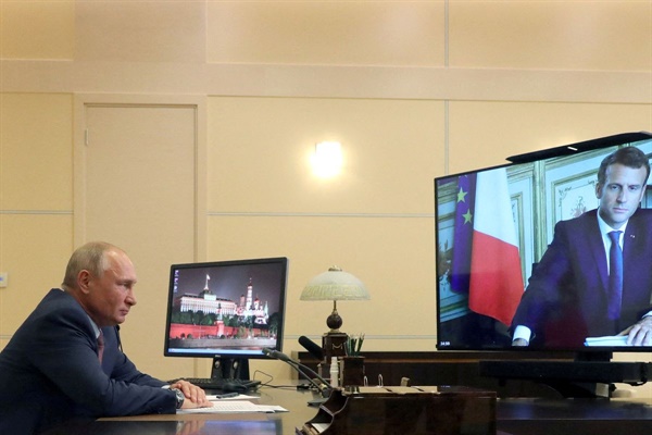 러시아 블라디미르 푸틴 대통령과 프랑스 엠마뉘엘 마크롱 대통령이 회담중이다. 