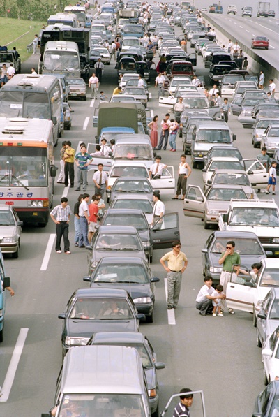 1992년 9월 9일 추석을 이틀 앞두고 경부고속도로 서울-수원구간 하행선이 귀성차량들로 정체되어 거대한 주차장이 되어 있다.