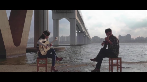 장하은이 듀엣곡인 사이먼&가펑클의 '브리지오버 트라벌워터(Bridge over troubled water)'를 연주하는 장면. (장하은 유튜브 채널 캡처)