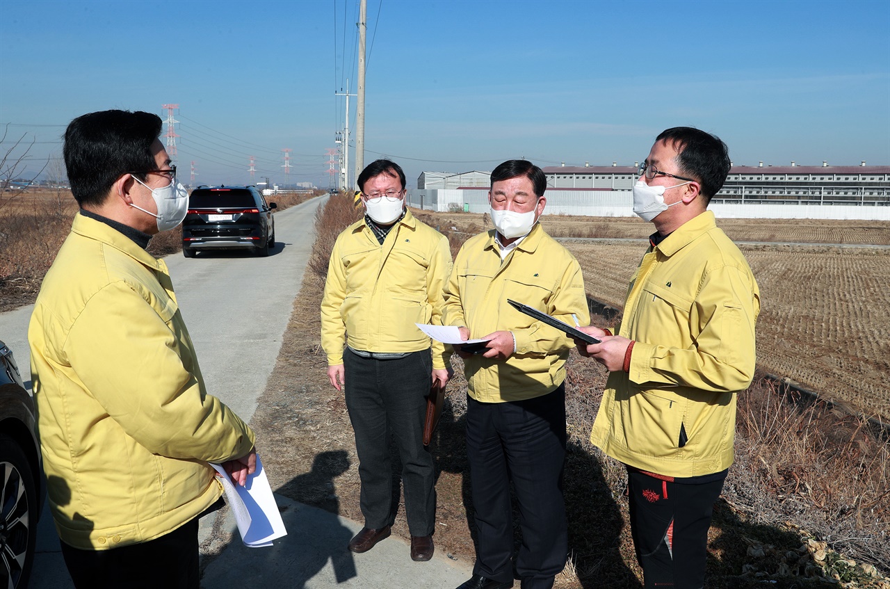 양승조 도지사(사진 왼쪽)가 조류인플루엔자 발생 현장을 방문해 진행 상황을 살펴보고 있다.