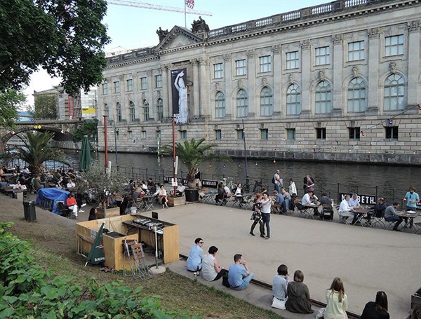 베를린 "박물관섬(Museumsinsel Berlin)" 유네스코 세계문화유산(1999년 지정) 뒤 야외 카페