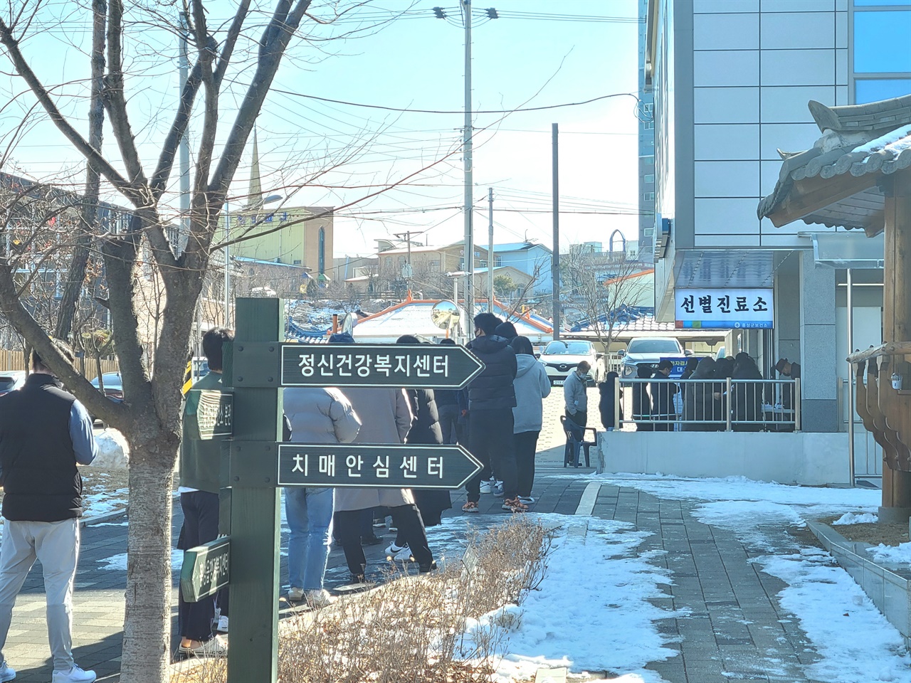 연휴 마지막 날인 2일 홍성군보건소 선별진료소에 코로나 19 검사를 받기 위해 대기하고 있다.