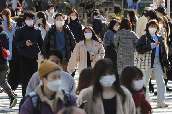 지난 2일 도쿄의 한 거리를 시민들이 걸어가고 있다. 